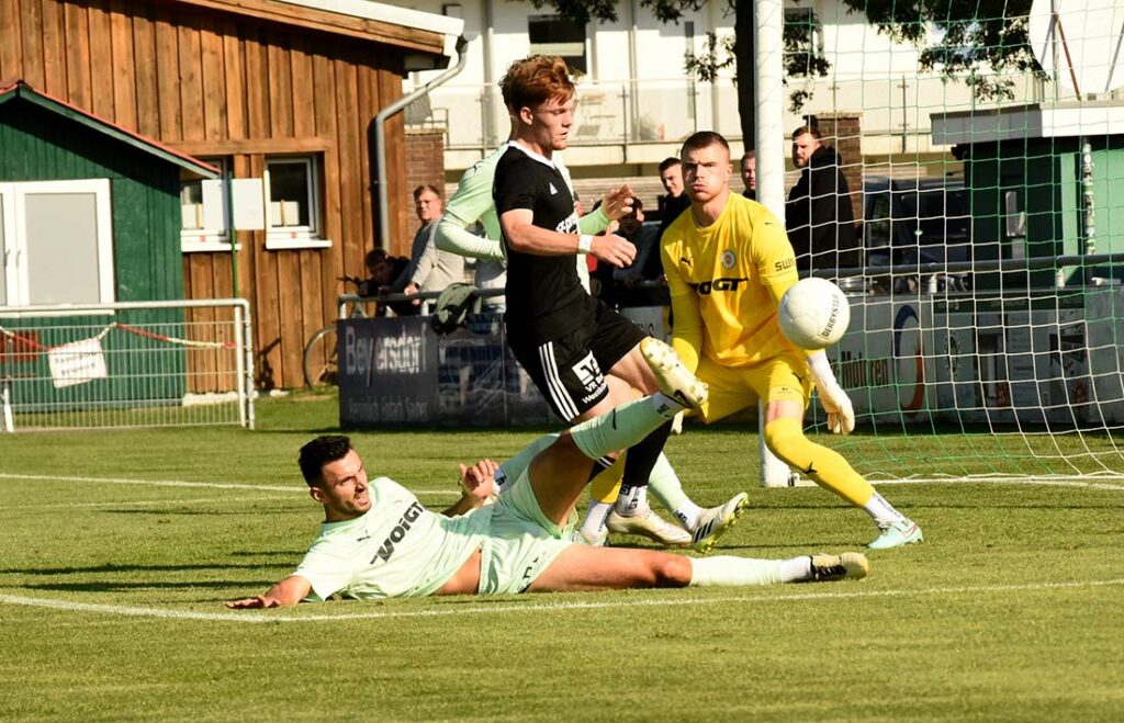 Geart Latifi (PSV) klärt vor Mathis Harms (Heider SV), dahinter Torhüter Tilman Körtzinger. © 2025 Olaf Wegerich