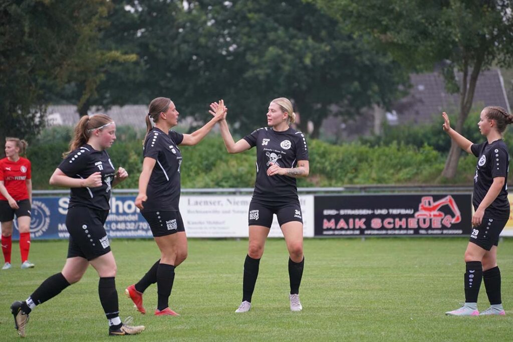 Gemeinsamer Jubel. Jenni Dix (2 v li.) und Michelle Kratzke (2. v. re.) freuen sich über den 1-2-Anschlusstreffer von Jenni Dix. © FSV Farnewinkel-Nindorf