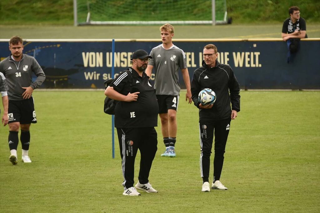 Heides Videoanalyst Jörg Eggers und Trainer Markus Wichmann. © 2025 Olaf Wegerich