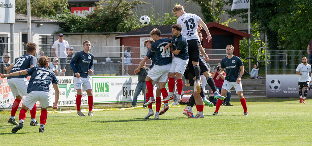 Hendrik Fleige überspringt Gian Luca Bracht (li.) und Sabastian Zamanakos (TSV Nordmark Satrup) - der Kopfball findet jedoch nicht den Weg ins Satruper Gehäuse. © 2025 Volker Schlichting