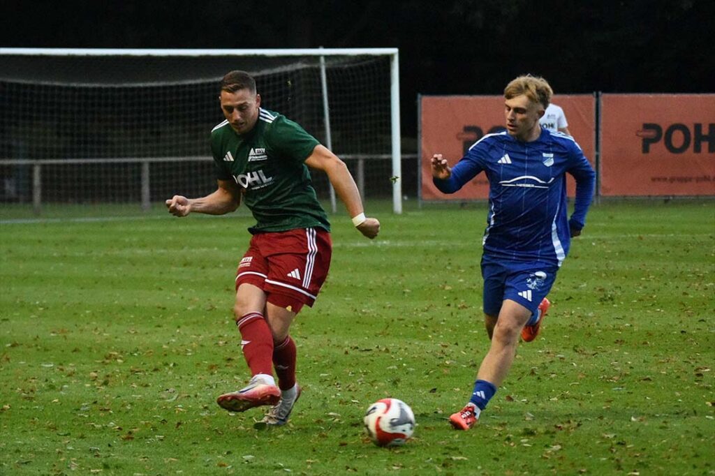 Henrik Schnoor (MTSV Hohenwestedt) gegen Henry Grothkopp (re., Rotenhof). © 2025 Olaf Wegerich
