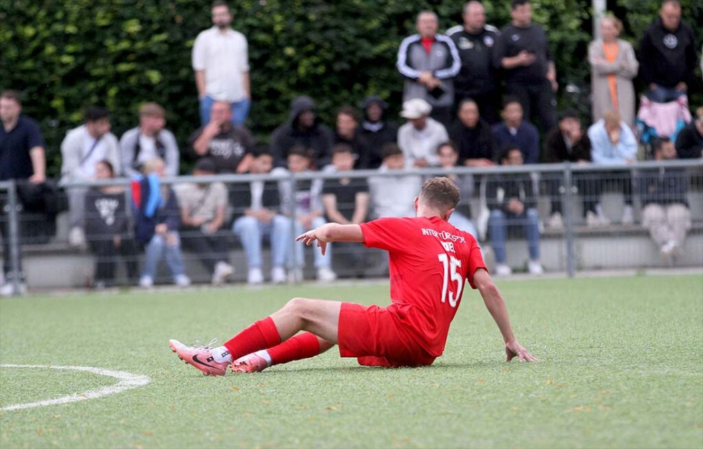Hinfallen, aufstehen, Krone richten, weitergehen - wie groß ist die Resilienz von Inter Türkspor Kiel. © 2025 Ismail Yesilyurt