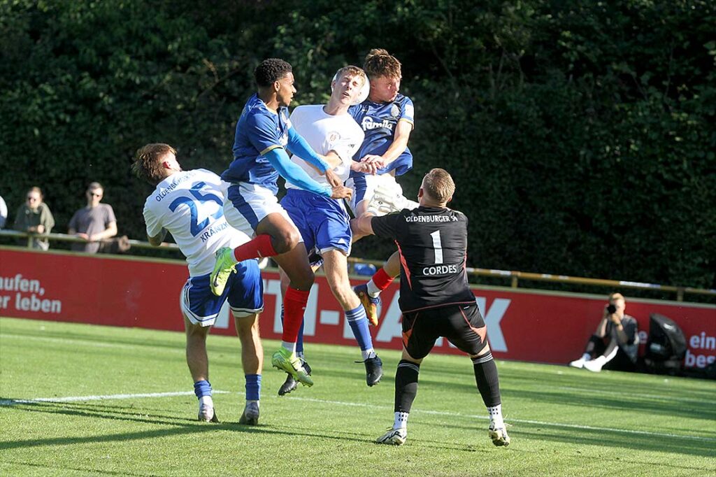 Jan-Eric Kränzke (Oldenburger SV), Ikem Ugoh (Holstein Kiel II), Marvin Müller, Leon Parduzi und Torwart Cedric Cordes (v. l. n. r.)