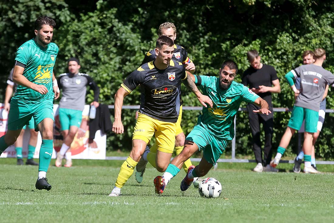 Jannik Drews (Frisia Risum-Lindholm) hier im Spiel beim SVE Comet gegen Timur Yilmaz. © 2025 Ismail Yesilyurt