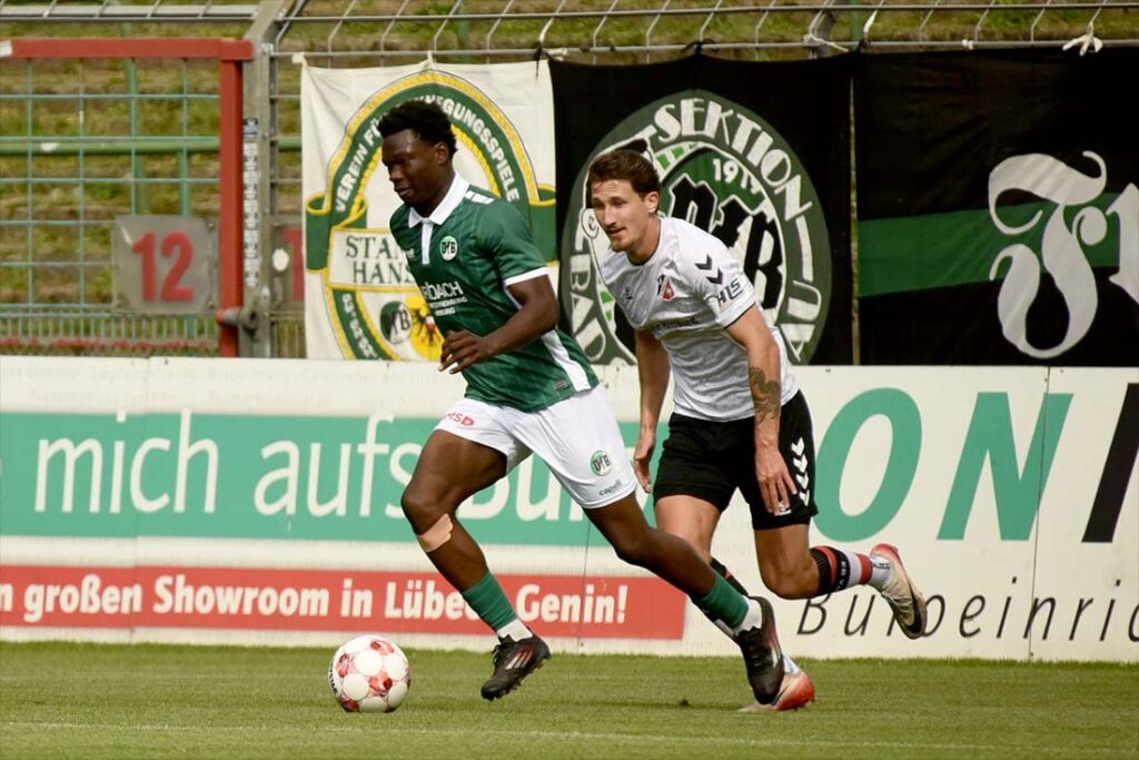 Joel Amadi (VfB Lübeck) verfolgt von  Max Düwel (Altona). © 2025 Olaf Wegerich.