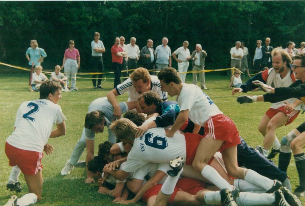 Jubel zum Kreisligameister 1988. © TSV Melsdorf