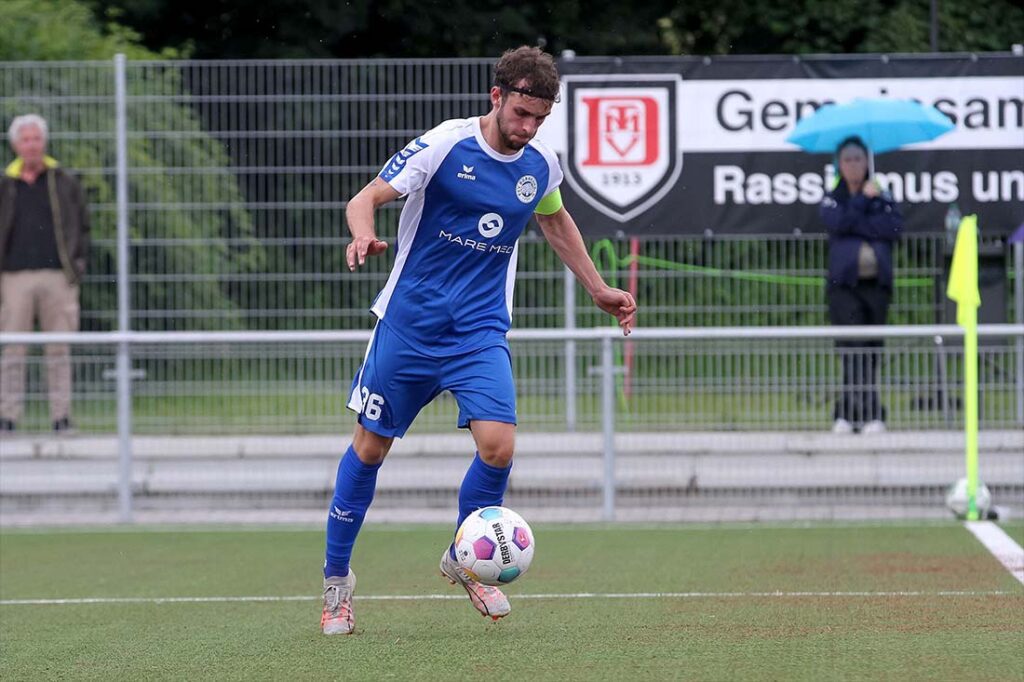 Kapitän Jesper Krampen und TSV Bordesholm spielen trotz der Voraussetzungen und Möglichkeiten unbekümmert auf. © 2025 Ismail Yesilyurt
