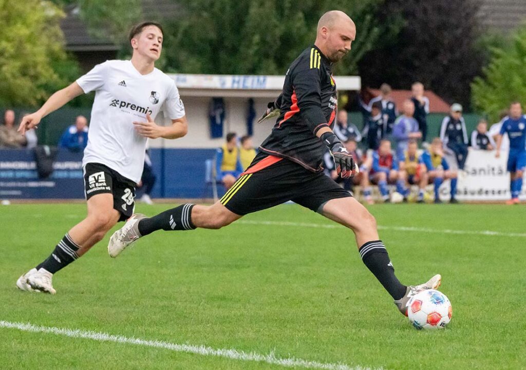 Krempes Torwart Justus Haack kann vor Mats Schaller klären (Heider SV). © 2025 Volker Schlichting