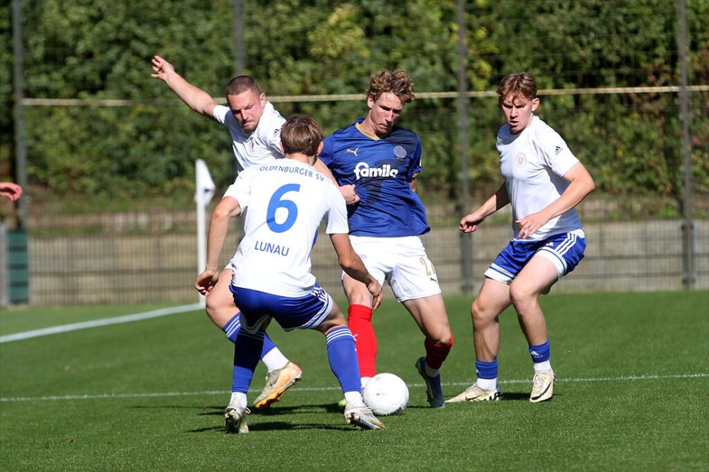 Lasse Rosenboom (Holstein Kiel II) gegen drei Oldenburger - Marcel Freund, Heinrich Lunau und Silas Bünning (v. re. n. li.). © 2025 Ismail Yesilyurt