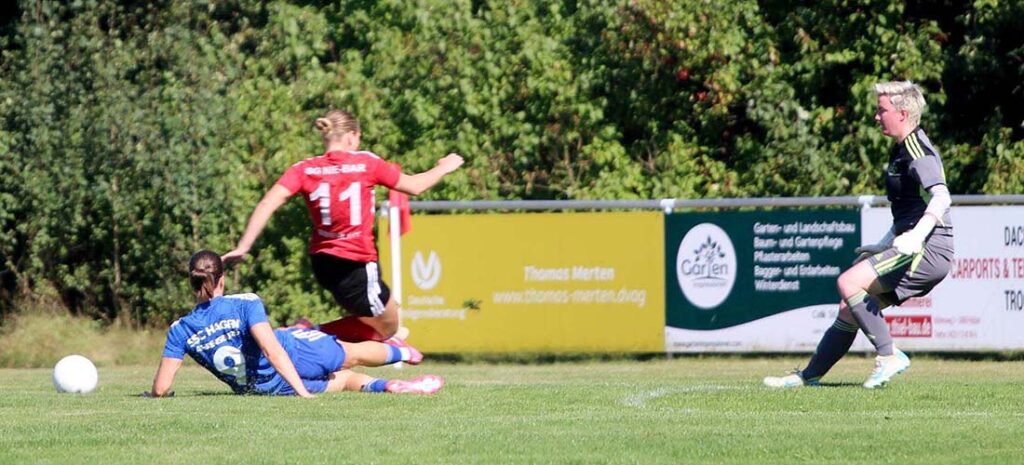Laura Bahr (SG NieBar) wird von Lea Bantin (Hagen Ahrensburg) gestoppt. © Nicklaus