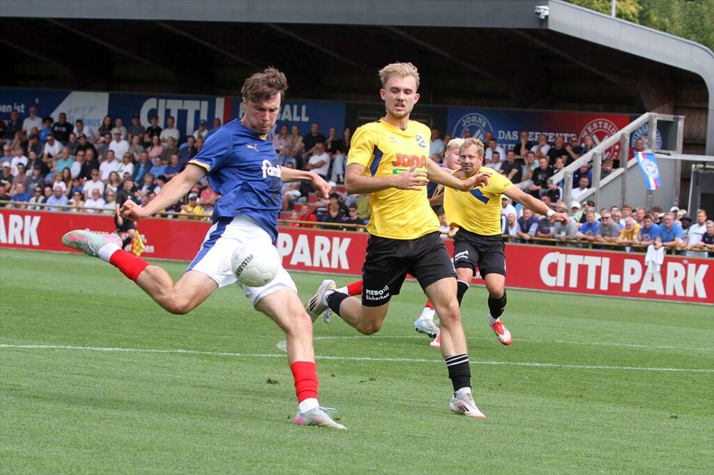 Louis Köster (Holstein Kiel II) bei seiner Chance (13.). Der beste Oberliga-Torschütze mit 7 Toren war bei Tyler Körting (re., SV Todesfelde in guten Händen. © 2025 Ismail Yesilyurt