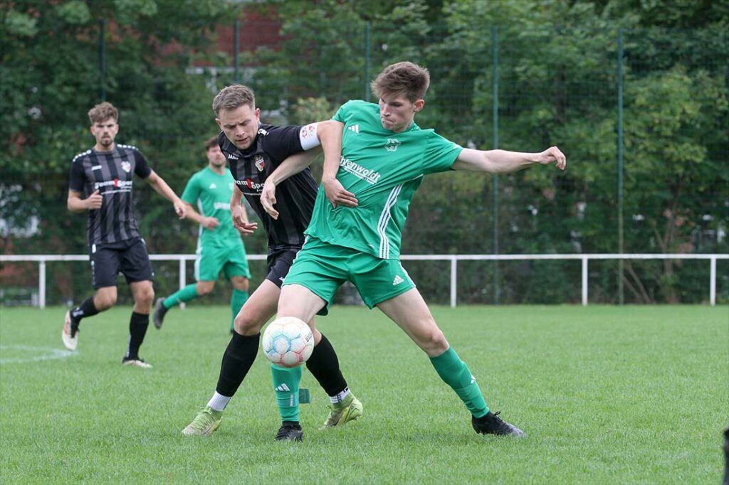 Louis Reinicke (li., Kieler MTV) gegen Tim Keibel (TSV Gremersdorf). © 2025 Ismail Yesilyurt