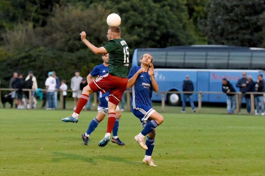 Luca Ubben (MTSV) im Kopfballduell gegen Marvin Müller (OSV). © 2025 Olaf Wegerich
