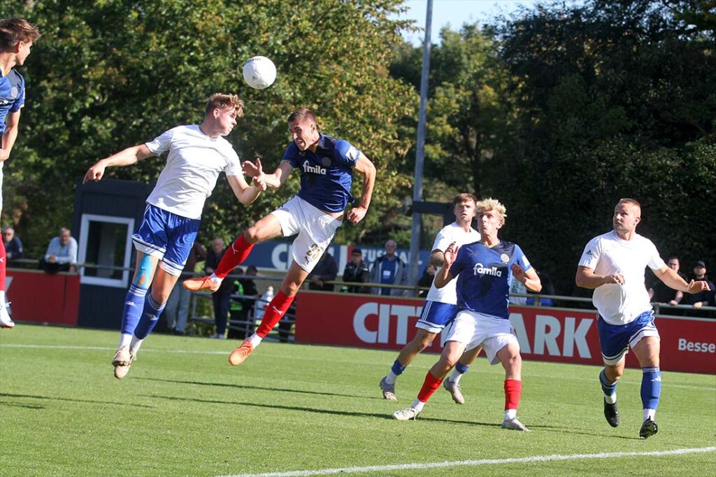 Marko Ivezic (Holstein Kiel II) köpft zum 2:0 ein. Vorne Thorge Salke (Oldenburger SV). © 2025 Ismail Yesilyurt