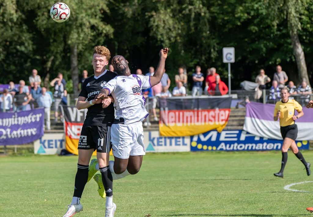 Mathis Harms (Heider SV) gegen Moshood Adesanya (VfR Neumünster). © 2025 Volker Schlichting