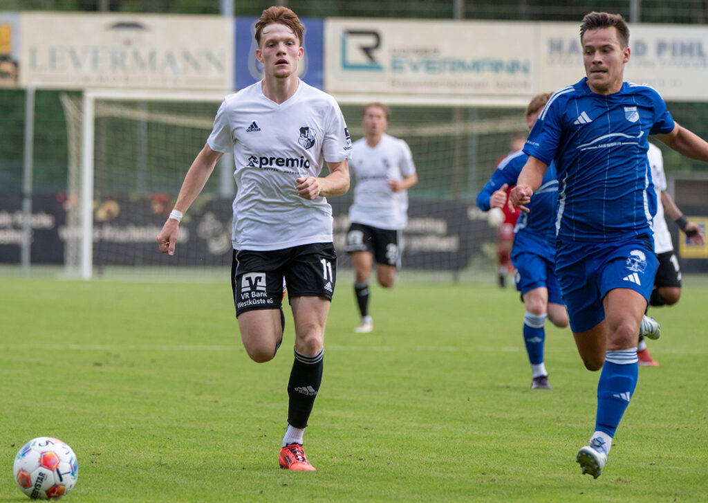 Mathis Harms (Heider SV), hier gegen Leon Rathmann (re., TuS Rotenhof), gelang erneut ein Tor und Asist. © Volker Schlichting