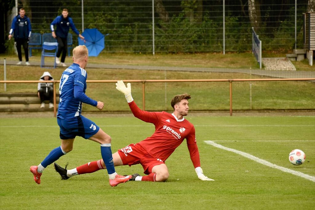 Mats Henke (Rotenhof) trifft gegen Christopher Thomsen (Heide) zum 1:1 Ausgleich. © 2025 Olaf Wegerich
