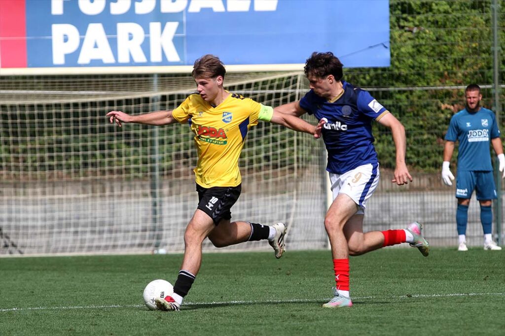 Mats Klüver (SV Todesfelde), Schütze zum wichtigen 1:0, bereinigte schon vor der Abwehr vieles weg. Rechts Louis Köster (Holstein Kiel II). © 2025 Ismail Yesilyurt