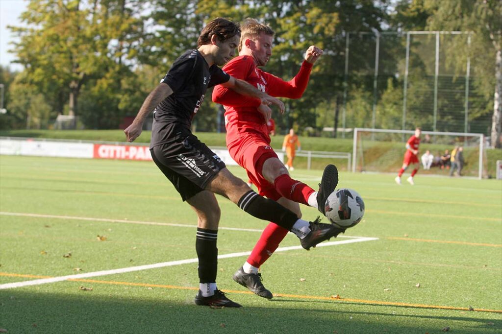 Max Musci (SV Todesfelde) klärt vor Yannik Jakubowski (Kilia Kiel). © 2025 Ismail Yesilyurt