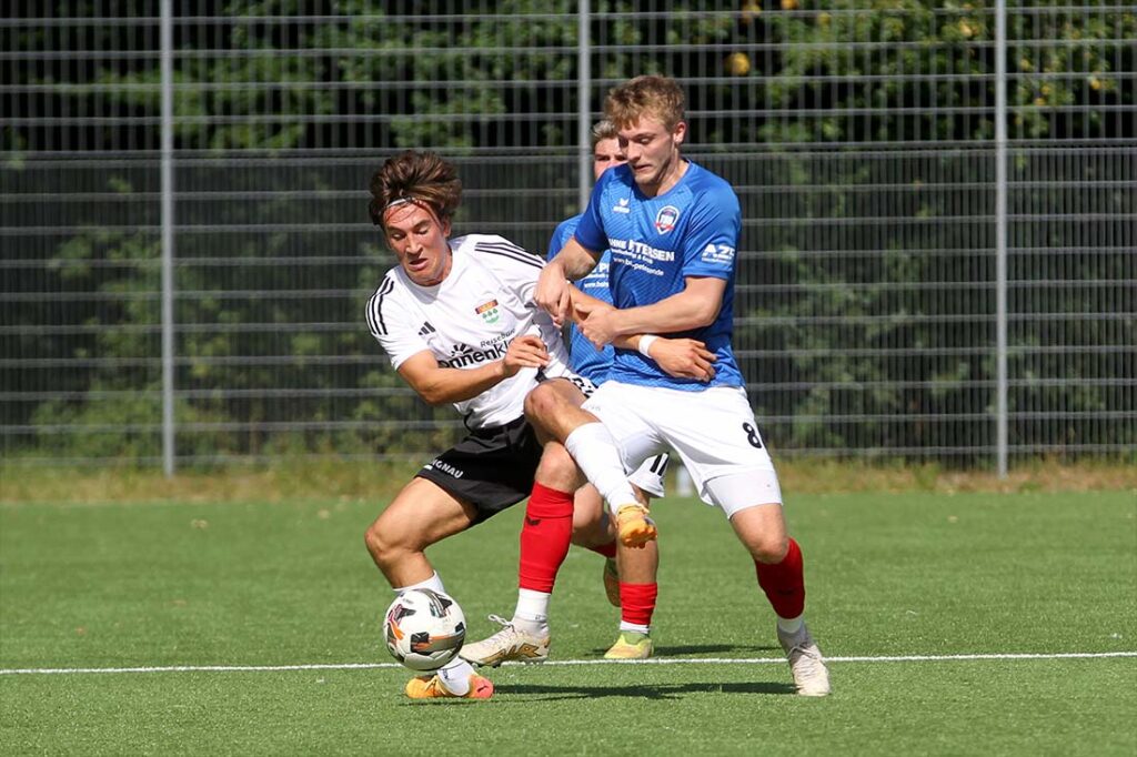 Stürmer Melf Siemund (TSB Flensburg) arbeitet -  wie hier im Spiel beim TSV kronshagen gegen Till Wallenstein (li.) sehr gut nach hinten mit. © 2025 Ismail Yesilyurt