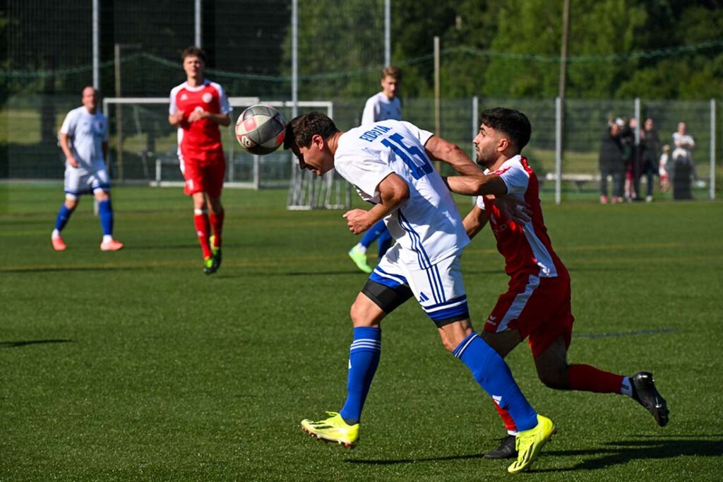 Micha Dehner (SpVg Eidertal Molfsee II) vor Sahand Hamed (TSV Bordesholm) am Ball. © 2025 Christoph Thurner