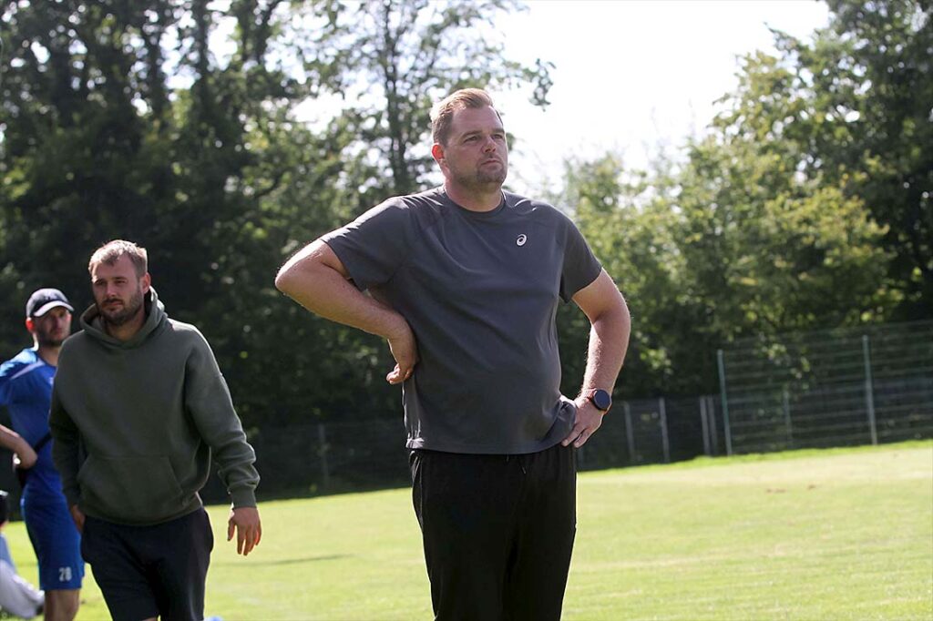 Nach einem katastrophalen Saisonstart mit 5 Niederlagen geht es nun richtig bergauf für Trainer Michael Schröder und den TSV Friedrichsberg-Busdorf © 2025 Ismail Yesilyurt