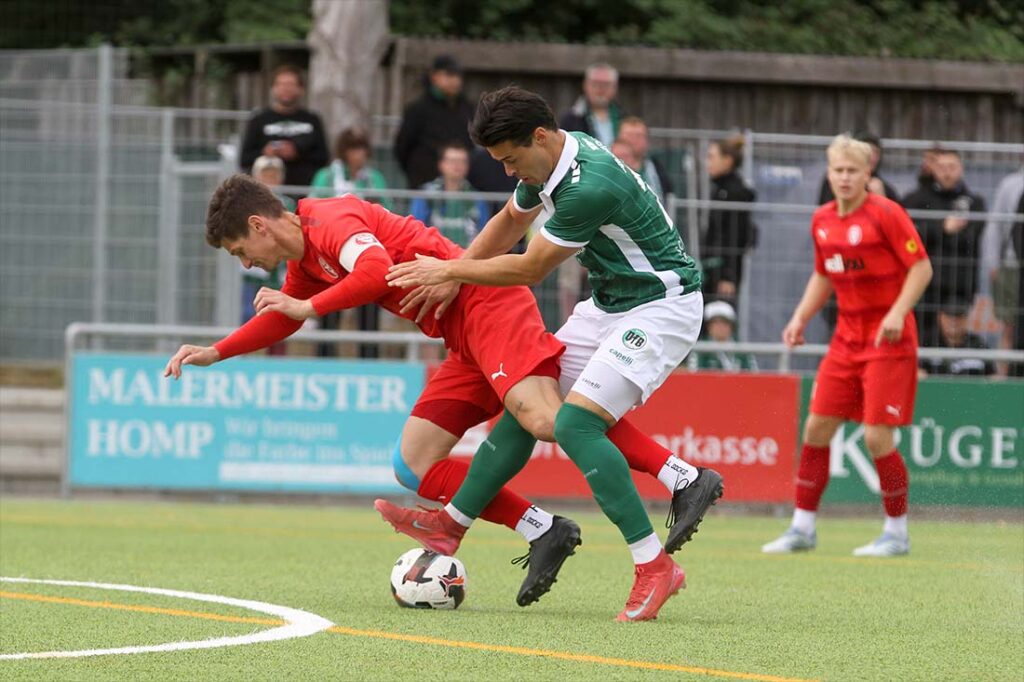 Packender Zweikampf zwischen Florian Foit (Kilia Kiel) und Andreas (re., VfB Lübeck). © 2025 Ismail Yesilyurt