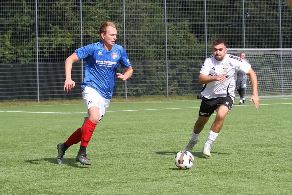 Patrick Thomsen (TSB Flensburg), hier gegen Kristof Koop (re., TSV Kronshagen), muss ein Spiel pausieren. Archivfoto © 2025 Ismail Yesilyurt