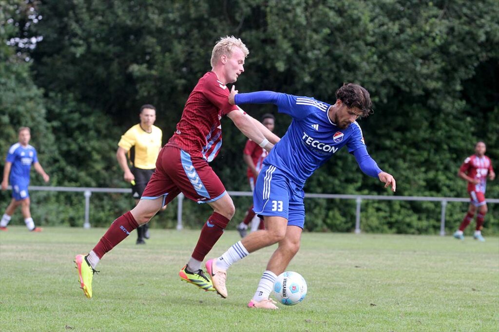 Salih Ramo (SpVg Eidertal Molfsee) ist vor Jonas Kabus (SC Weiche Flensburg 08 II) am Ball. © 2025 Ismail Yesilyurt