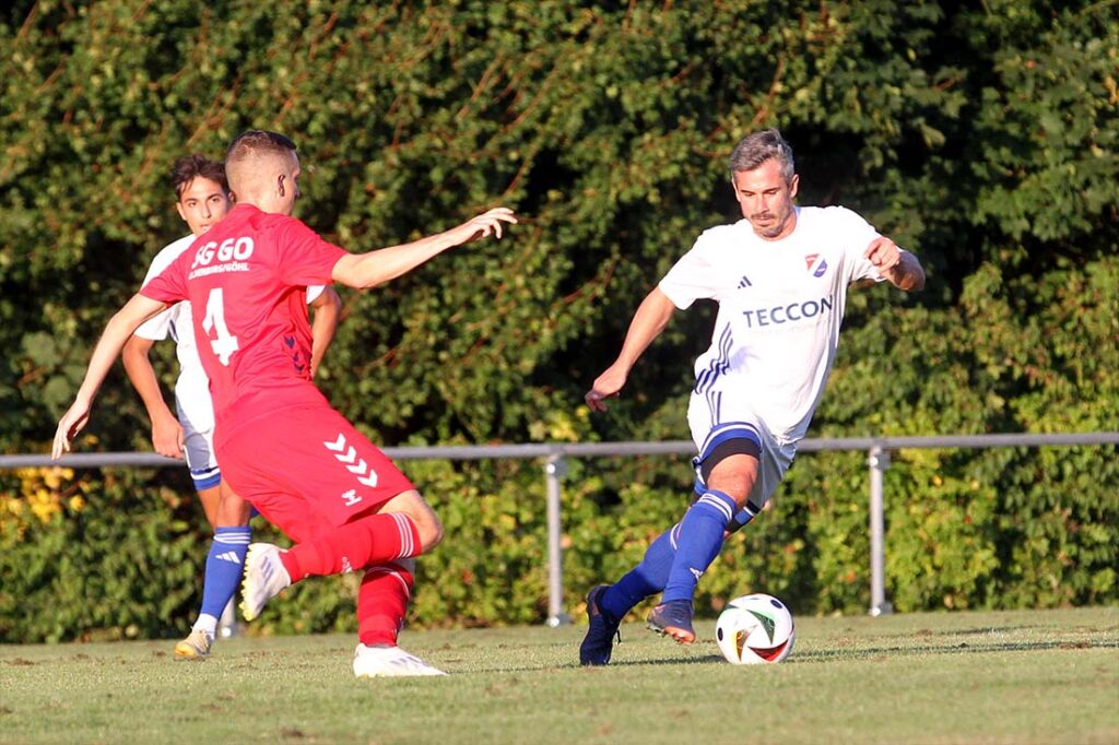 Spielertrainer Lars Brunner (SG Oldenburg-Göhl) versucht, Fin Bartels zu stoppen. © 2025 Ismail Yesilyurt