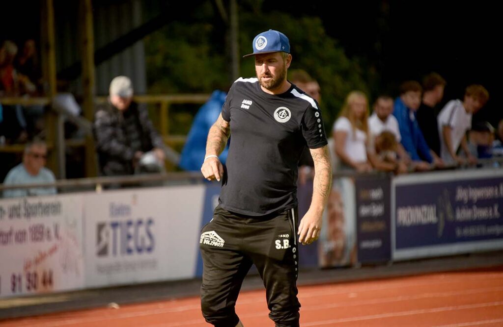 Sven Bielenberg (TSV Friedrichskoog) durfte über den ersten Saisonsieg jubeln. © Olaf Wegerich