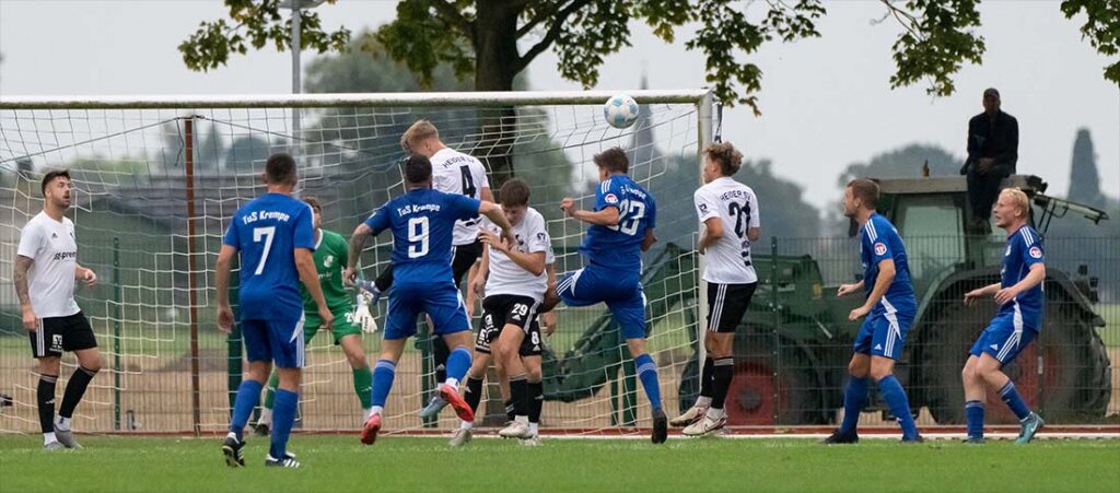 Szene im Heider Strafraum vom Zaungast beobachtet mit bestem Sitzplatz. © 2025 Volker Schlichting