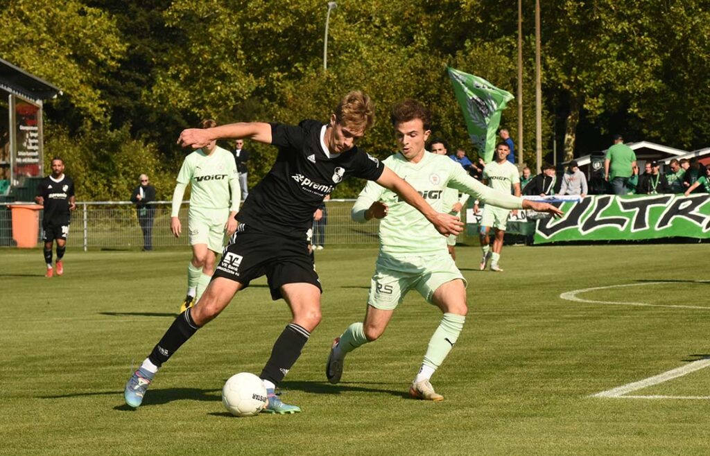 Tarek von Böhlen (Heider SV) gegen Tom Zarpe (PSV). © 2025 Olaf Wegerich