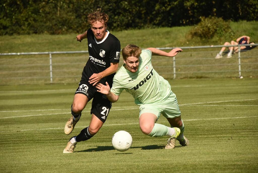 Thede Reimers (Heider SV) gegen Calvin Ehlert (PSV). © 2025 Olaf Wegerich