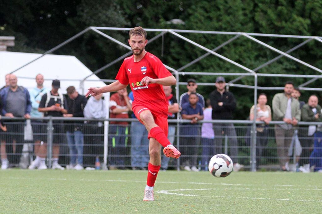 Till Börner (Inter Türkspor Kiel)hatte ein gutes Auge bei seinem Pass zur Führung. © 2025 Ismail Yesilyurt
