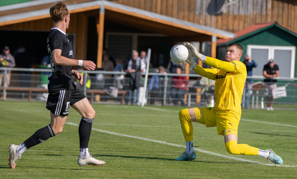 Tilman Körtzinger (PSV Neumünster) wehrt den Abschluss von Mathis Harms ab. © 2025 Volker Schlichting