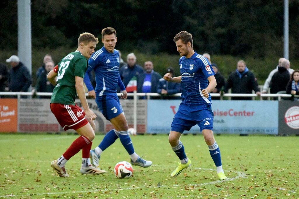 Tjark Sievers (li., MTSV Hohenwestedt) gegen Felix Struck (TuS Rotenhof). © 2025 Olaf Wegerich