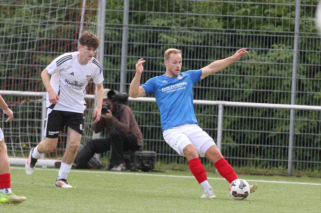 Tobias Zuth (TSB Flensburg) am Ball vor Kjell Schröder (TSV Kronshagen). © 2025 Ismail Yesilyurt
