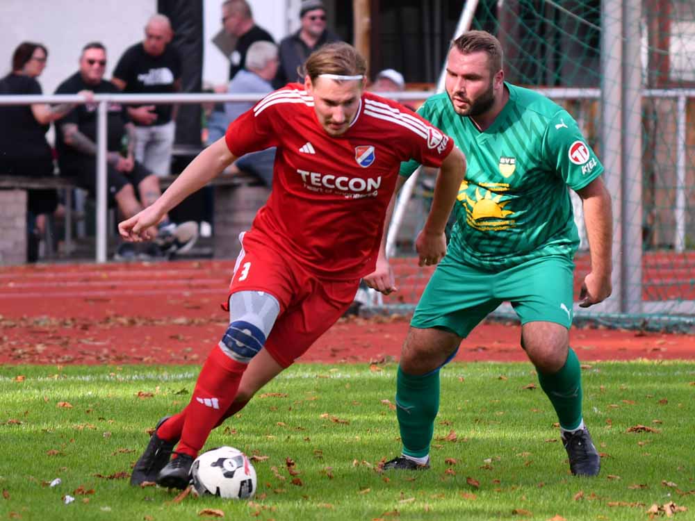 Tom Braesch (SpVg Eidertal Molfsee) hat den Ball vor Janneck Rassmanns (SVE Comet Kiel) abgefangen. © 2025 Jörg Moritz