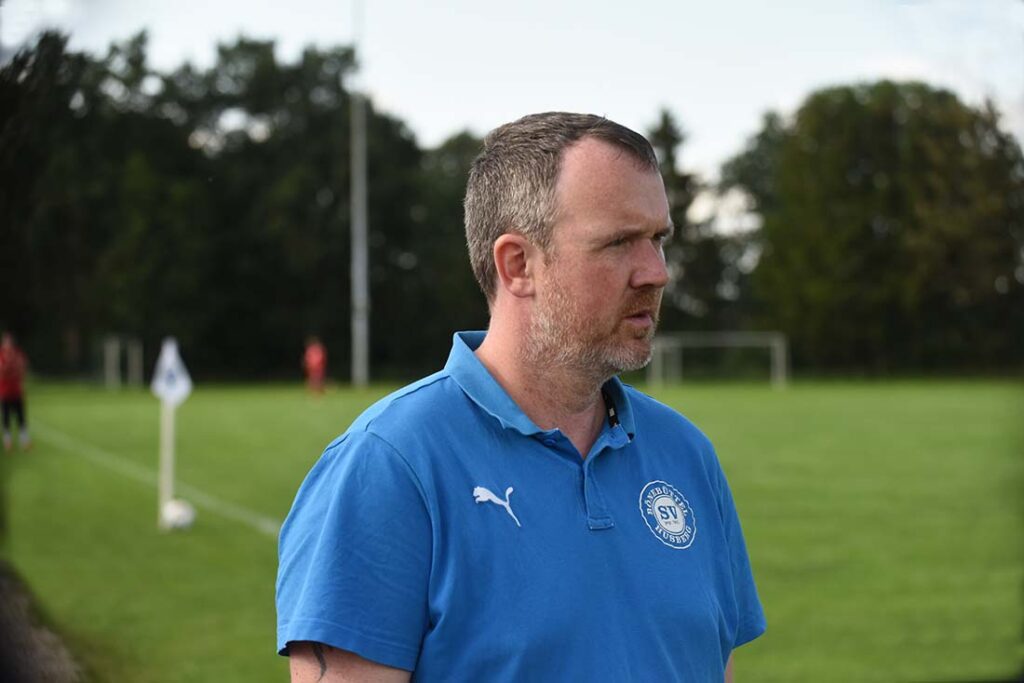 Trainer Dennis Falkenburger hier noch als Coach vom SV Bönebüttel-Husberg. © Olaf Wegerich