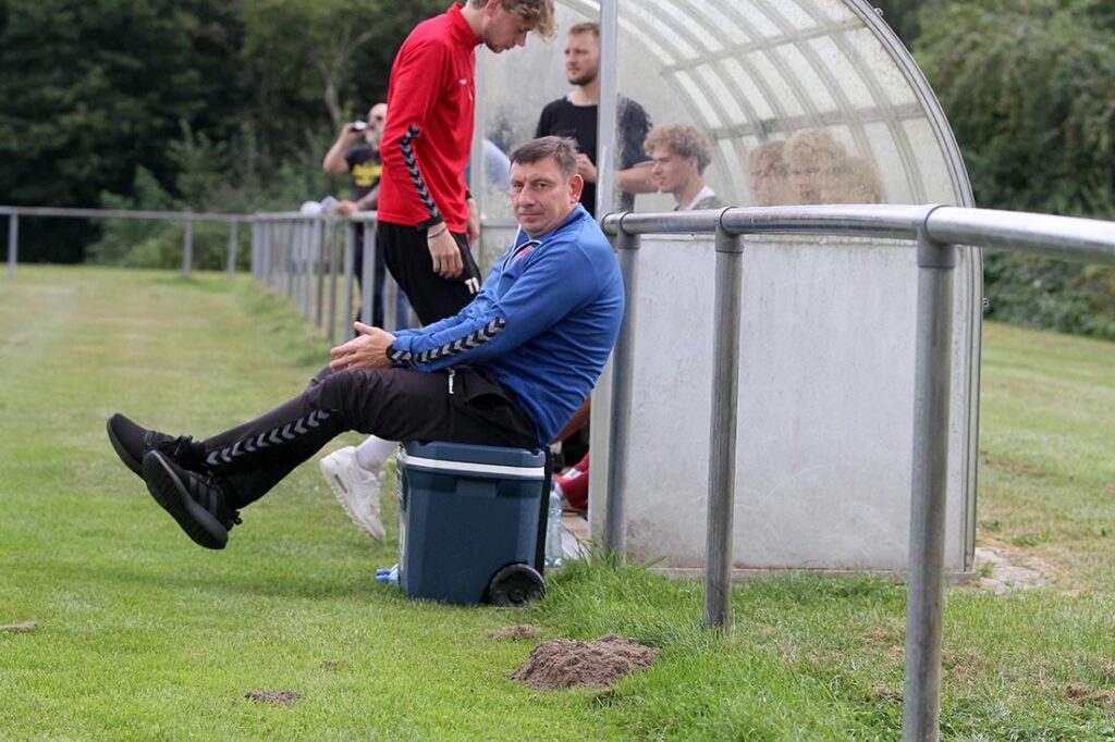 Trainer Dimitry Kehl (SC Weiche Flensburg 08 II) wäre in den Schlusssekunden ob der Dramatik fast von seinem Sitz gefallen. © 2025 Ismail Yesilyurt