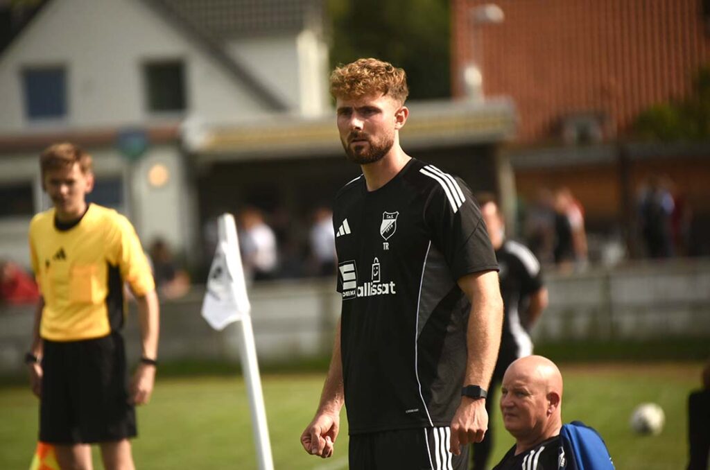 Trainer Henning Knuth unter der TUS sind guter Dinge vor dem Spiel gegen Heide. © 2025 Olaf Wegerich