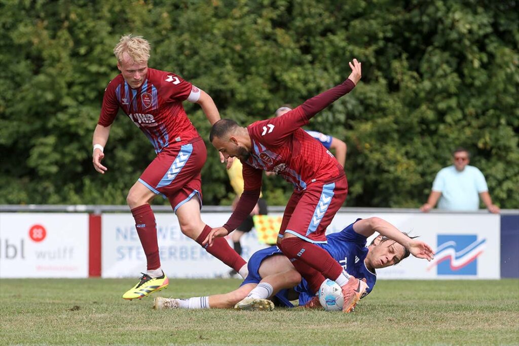 Weiche Flensburg 08 II war auch bissiger, wenn auch hier regelwidrig von Elvind Bajrami und Jonas Kabus gegen Marcel Wasielewski (Eidertal). © 2025 Ismail Yesilyurt