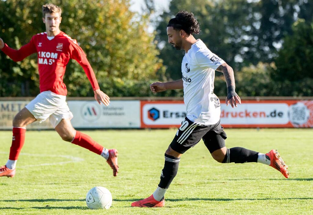 Azat Selcuk (vorne, Heider SV) mit einer dynamischen Aktn in Eichede. © 2025 Volker Schlichting