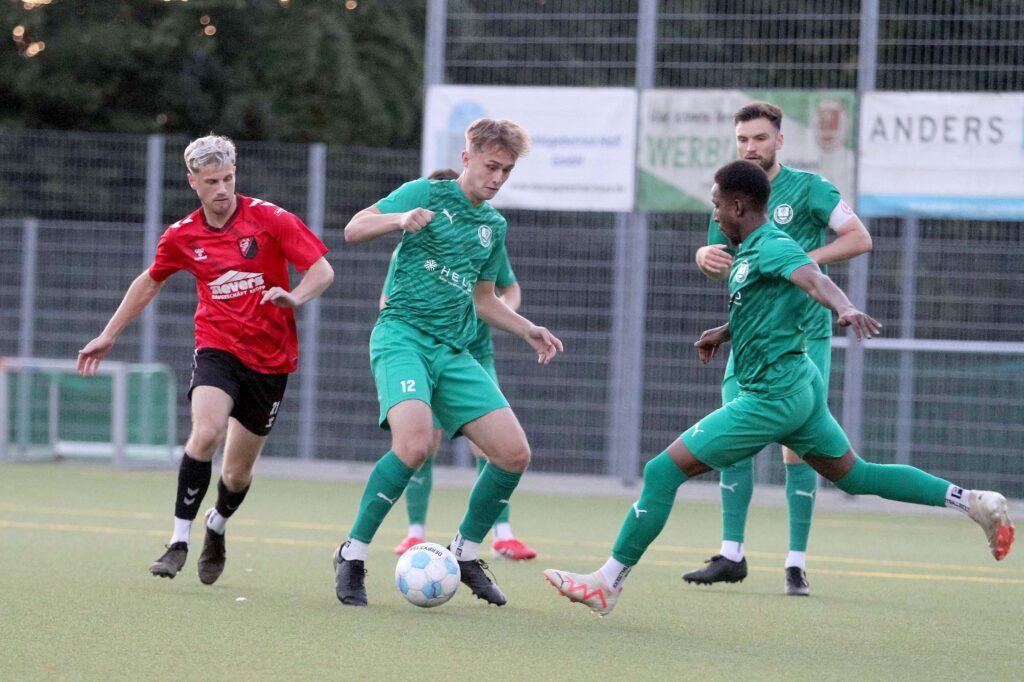 Bennet Holst (mitte, TSV Klausdorf) - rechts Mohammed Mahmut, links Niclas Krause (TSV Kropp). © 2025 Ismail Yesilyurt