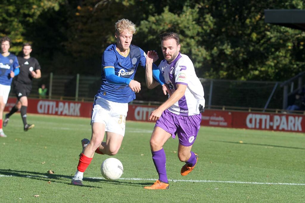Christoph Kahlcke (VfR Neumünster) gegen Luca Prasse (li., Holstein Kiel II). © 2025 Ismail Yesilyurt