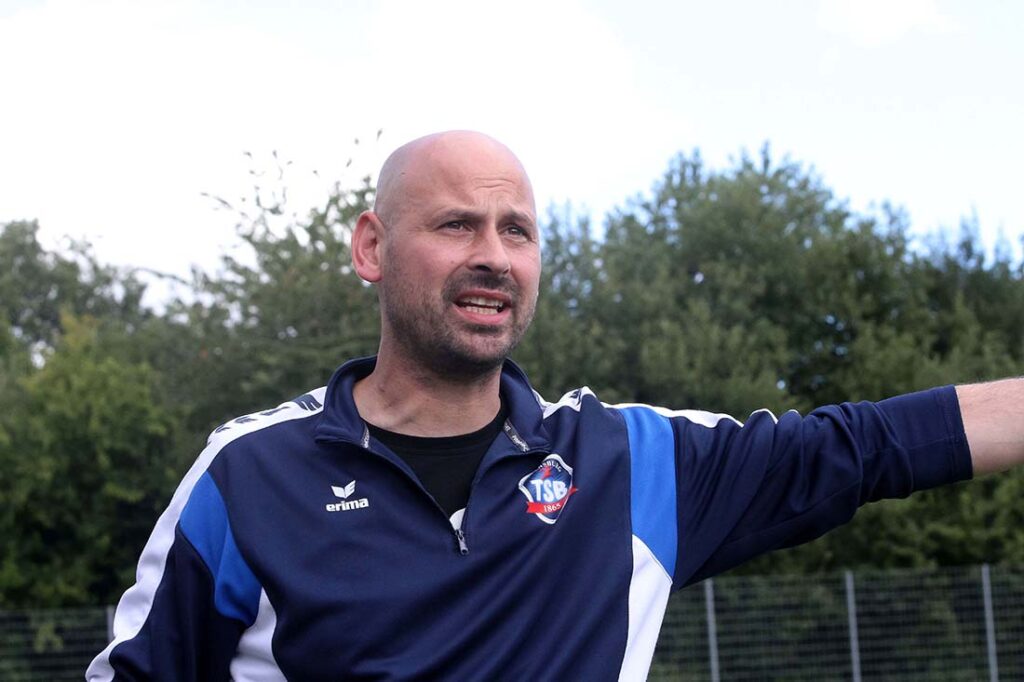 Coach Tore Wächter (TSB Flensburg) kann sich auf seine Mannschaft verlassen. Die Konstanz in der Teamleistung ist schon bemerkenswert, aber auch Verdienst des Trainers. © 2025 Ismail Yesilyurt