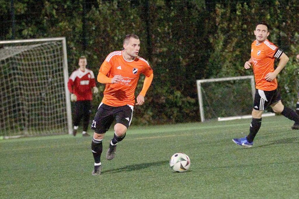 Das 1:0 von Yannick Meenken (li.) kann der Heikendorfer SV in Plön nicht verteidigen bzw. ausbauen. © 2025 Ismail Yesilyurt