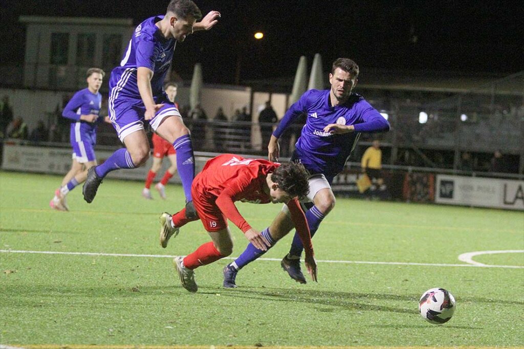 Das Foul von Rico Mielke (li., Oldenburger SV) an Tino Klein (Kilia Kiel) zum Elfmeter. Rechts Thor Arne Höfs. © 2025 Ismail Yesilyurt