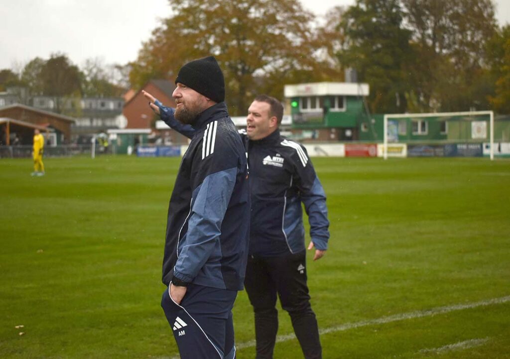 Das Trainerduo des MTSV Hohenwestedt - Arend Müller und Florian Kramme. © Olaf Wegerich